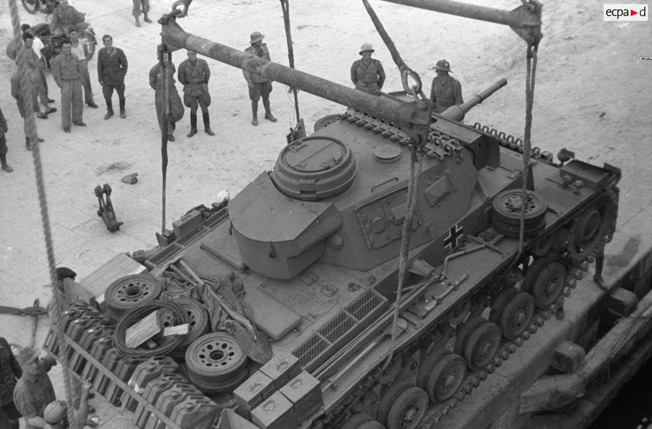 Pz.Kpfw. III Ausf.J (Fgst.Nr.68118) DAK Pz.Abt.190 {177}{a} unloading of a Pz.Kpfw.III Ausf.J tank in the port of Tripoli 1942.11.12.jpg